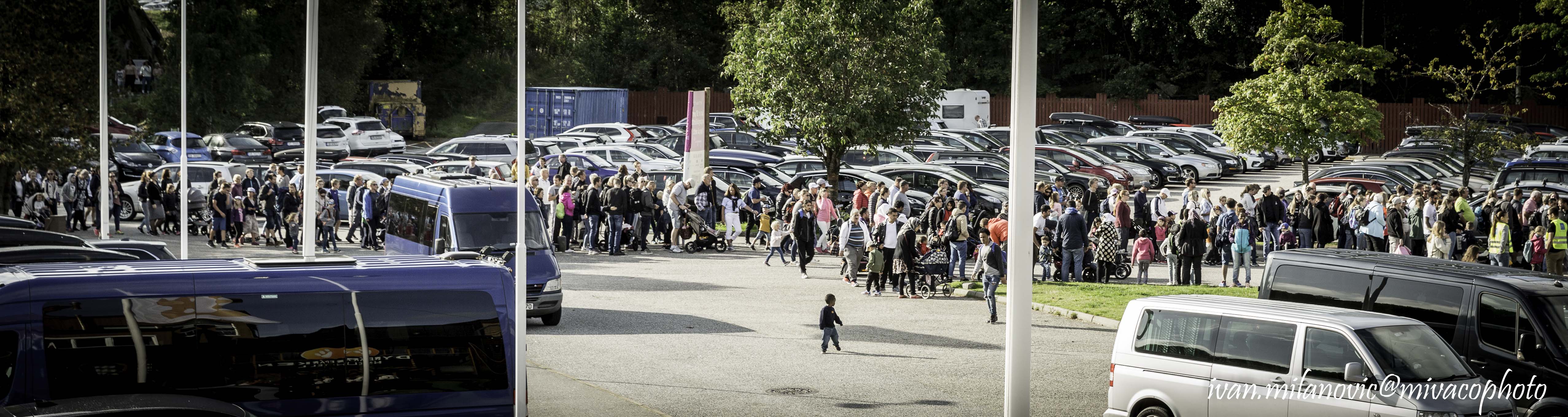 People_waiting_to_get_inside